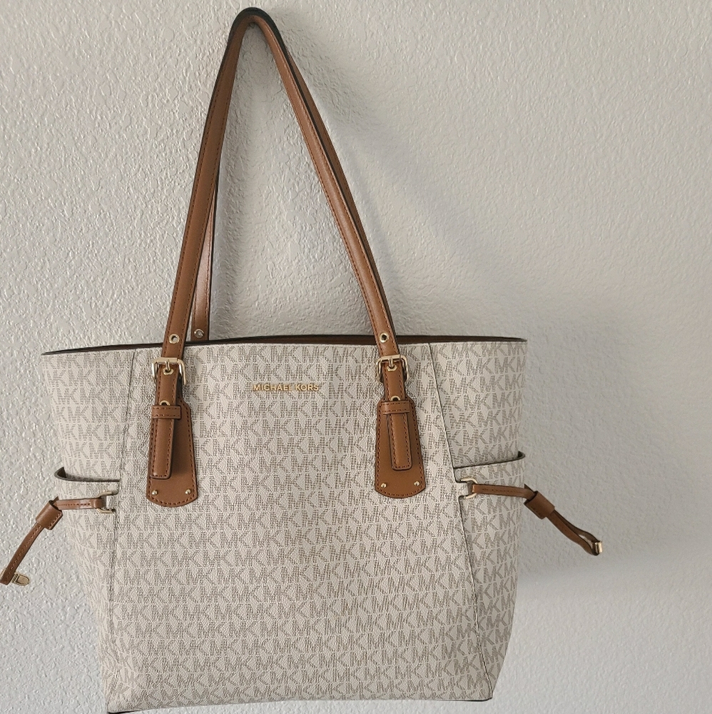 Michael Kors Voyager Tote & Wallet